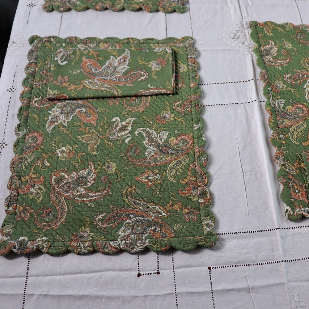 Williams Sonoma Green Paisley Set of 7 Placemats and Napkins - Picture 3 of 12